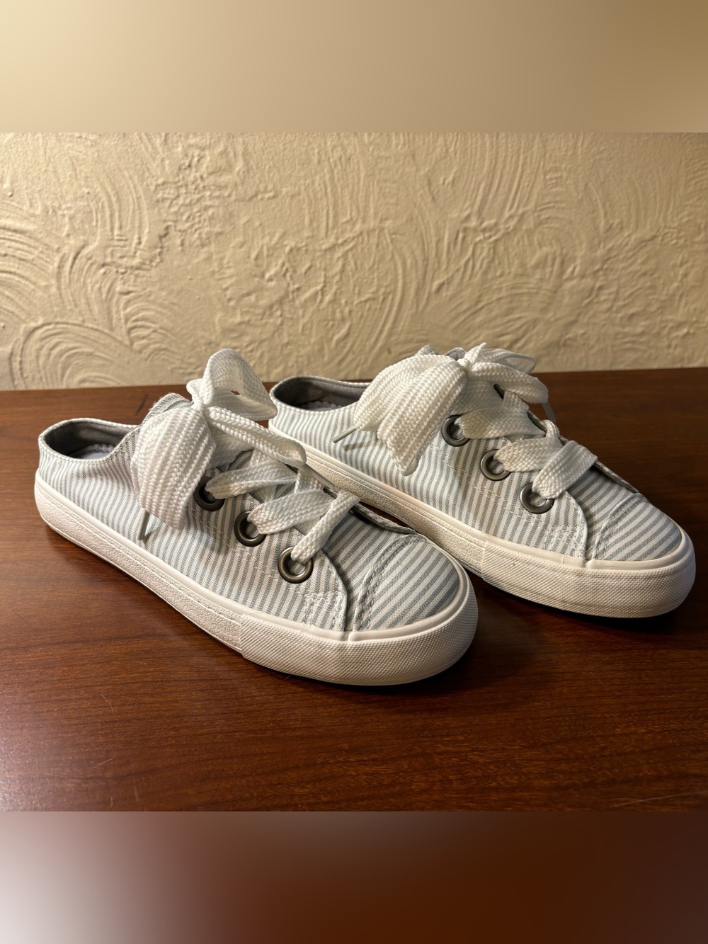 Like new rocket dog Athena pinstripe casual shoes, size 6.5